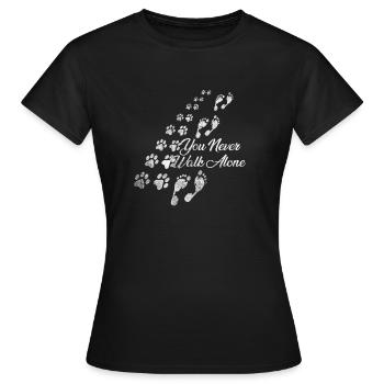 You never walk alone Hund Hundeliebhaber Geschenk - Frauen T-Shirt - Schwarz - Vorne - AI Model Female 172 dark (172cm)