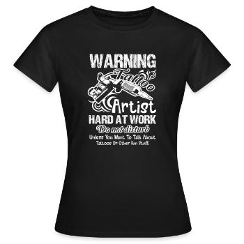 Tätowierer Tätowierer Warnung - Frauen T-Shirt - Schwarz - Vorne - AI Model Female 172 dark (172cm)
