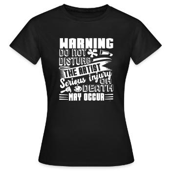 L’artiste ne dérange pas l’artiste - T-shirt Femme - noir - Devant - AI Model Female 172 dark (172cm)