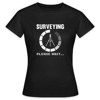 Land Surveying Please Wait Engineer Land Surveyor - T-shirt Femme - noir - Devant - AI Model Female 172 dark (172cm)