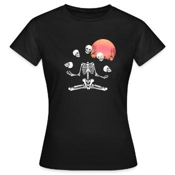 Jonglierendes Skelett mit Totenköpfe im Vollmond - Frauen T-Shirt - Schwarz - Vorne - AI Model Female 172 dark (172cm)