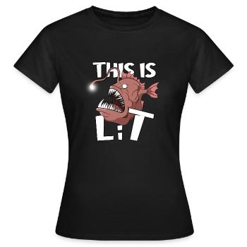 Ceci est éclairé Pêcheur Pêcheur Amateur de pêche Pêcheur - T-shirt Femme - noir - Devant - AI Model Female 172 dark (172cm)