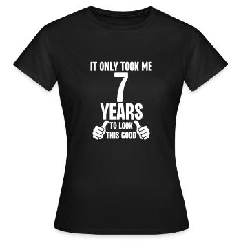 Il ne m’a fallu que 7 ans pour être aussi beau - T-shirt Femme - noir - Devant - AI Model Female 172 dark (172cm)