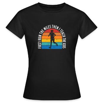 Erst laufe ich die Kilometer, dann bringe ich den - Frauen T-Shirt - Schwarz - Vorne - AI Model Female 172 dark (172cm)