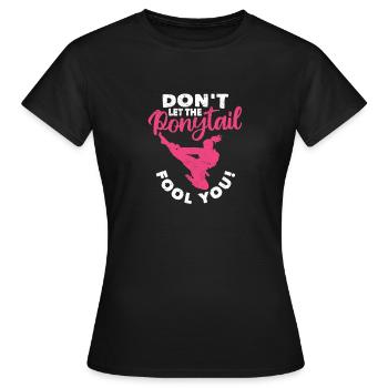 Lass dich nicht vom Pferdeschwanz täuschen Lustige - Frauen T-Shirt - Schwarz - Vorne - AI Model Female 172 dark (172cm)