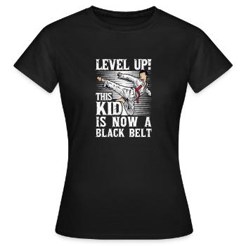 Montez de niveau Cet enfant est maintenant un karaté Beld noir - T-shirt Femme - noir - Devant - AI Model Female 172 dark (172cm)