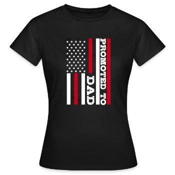 Befördert Zum Papa, Um 2022 Neuer Elternteil Zu - Frauen T-Shirt - Schwarz - Vorne - AI Model Female 172 dark (172cm)