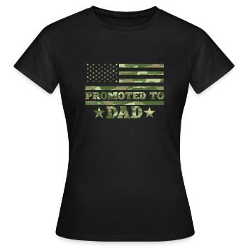 Befördert Zum Papa, Um 2022 Neuer Elternteil Zu - Frauen T-Shirt - Schwarz - Vorne - AI Model Female 172 dark (172cm)