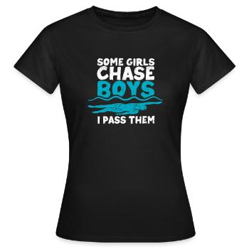 Schwimmen Lustiger Schwimmer Einige Mädchen jagen - Frauen T-Shirt - Schwarz - Vorne - AI Model Female 172 dark (172cm)