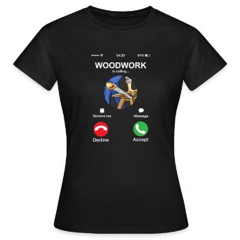 Lustige Holzarbeiten rufen Holzarbeiter Tischlerei - Frauen T-Shirt - Schwarz - Vorne - AI Model Female 172 dark (172cm)