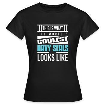 À quoi ressemblent les NAVY Seals les plus cool au monde - T-shirt Femme - noir - Devant - AI Model Female 172 dark (172cm)