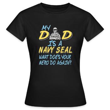 Mon papa est un phoque de la marine Qu’est-ce que ton héros fait encore - T-shirt Femme - noir - Devant - AI Model Female 172 dark (172cm)