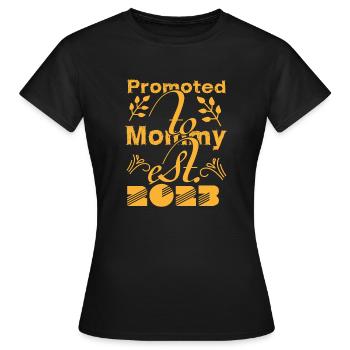 Promoted To Mommy est 2023 - Women's T-Shirt - black - Front - AI Model Female 172 dark (172cm)