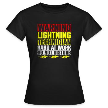 Warning Lightning Technician At Work - Frauen T-Shirt - Schwarz - Vorne - AI Model Female 172 dark (172cm)