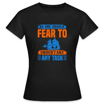 NIEMAND SOLLTE ANGST HABEN, IRGENDEINE AUFGABE ZU ÜBERNEHMEN - Frauen T-Shirt - Schwarz - Vorne - AI Model Female 172 dark (172cm)