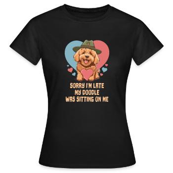 Désolé d’être en retard, mon doodle était assis sur moi - T-shirt Femme - noir - Devant - AI Model Female 172 dark (172cm)