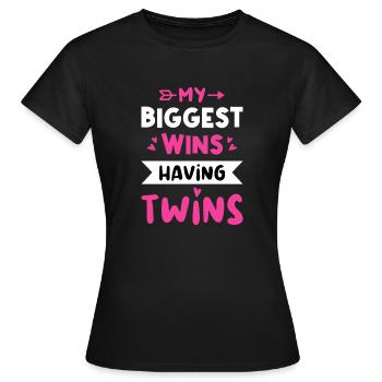My Biggest Wins Having Twins Twinning Twin Sibling - Frauen T-Shirt - Schwarz - Vorne - AI Model Female 172 dark (172cm)