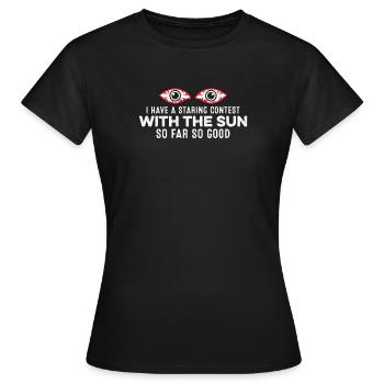 Ich habe einen Staring-Wettbewerb mit der Sonne bisher gut - Frauen T-Shirt - Schwarz - Vorne - AI Model Female 172 dark (172cm)