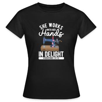 Elle travaille avec ses mains dans des paroles de joie - T-shirt Femme - noir - Devant - AI Model Female 172 dark (172cm)