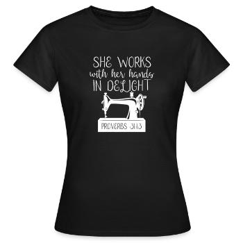 Elle travaille avec ses mains dans la joie de coudre - T-shirt Femme - noir - Devant - AI Model Female 172 dark (172cm)