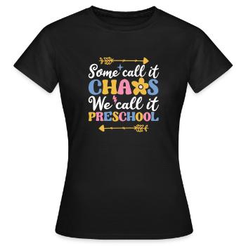 Certains appellent ça le chaos, nous l’appelons préscolaire - T-shirt Femme - noir - Devant - AI Model Female 172 dark (172cm)