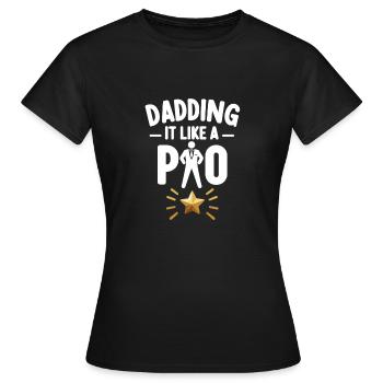 Dadding wie ein Profi - Frauen T-Shirt - Schwarz - Vorne - AI Model Female 172 dark (172cm)