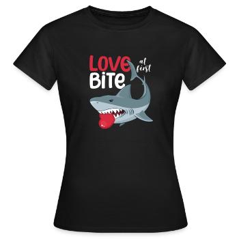 Liebe auf den ersten Biss Haie Lustiger - Frauen T-Shirt - Schwarz - Vorne - AI Model Female 172 dark (172cm)