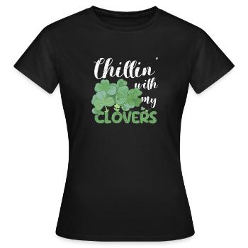 Chillin avec mes trèfles drôle irlandais - T-shirt Femme - noir - Devant - AI Model Female 172 dark (172cm)