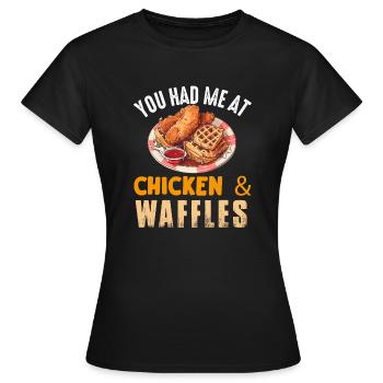 Amateur d’ailes de poulet frites au poulet et aux gaufres - T-shirt Femme - noir - Devant - AI Model Female 172 dark (172cm)
