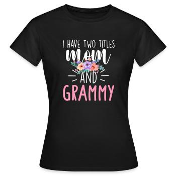 J’ai deux titres, Mom et Grammy, je les porte tous les deux - T-shirt Femme - noir - Devant - AI Model Female 172 dark (172cm)