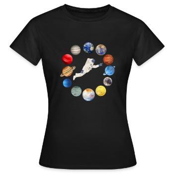 Astronaute en tant qu’aiguilles d’horloge, planètes - cadran d’horloge. - T-shirt Femme - noir - Devant - AI Model Female 172 dark (172cm)
