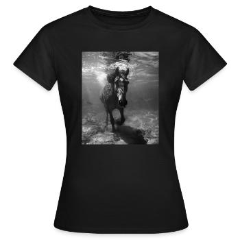 Unterwasser Trab - Frauen T-Shirt - Schwarz - Vorne - AI Model Female 172 dark (172cm)