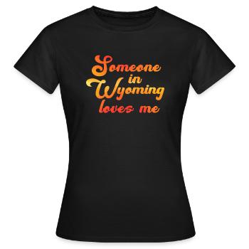 Jemand in Wyoming liebt mich - Frauen T-Shirt - Schwarz - Vorne - AI Model Female 172 dark (172cm)