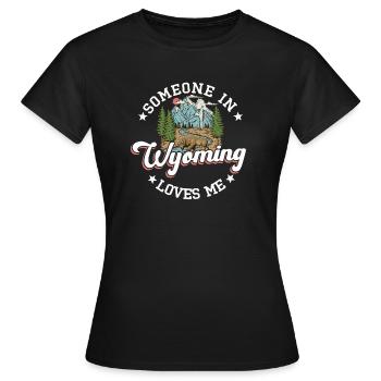 Jemand in Wyoming liebt mich - Frauen T-Shirt - Schwarz - Vorne - AI Model Female 172 dark (172cm)