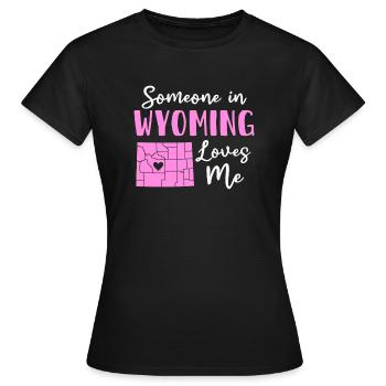 Jemand in Wyoming liebt mich - Frauen T-Shirt - Schwarz - Vorne - AI Model Female 172 dark (172cm)