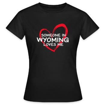 Jemand in Wyoming liebt mich - Frauen T-Shirt - Schwarz - Vorne - AI Model Female 172 dark (172cm)