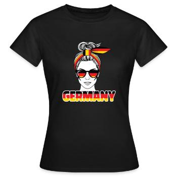 Germany Fan Look Mit Sonnenbrille - Frauen T-Shirt - Schwarz - Vorne - AI Model Female 172 dark (172cm)