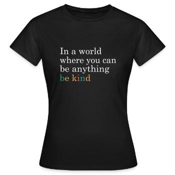 Dans un monde où l’on peut être n’importe quoi, être gentil - T-shirt Femme - noir - Devant - AI Model Female 172 dark (172cm)