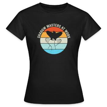 Schattenmeister bei der Arbeit Puppentheater - Frauen T-Shirt - Schwarz - Vorne - AI Model Female 172 dark (172cm)