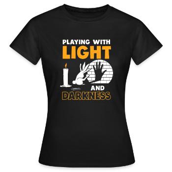 Schattenpuppenspiel Puppenspiel Schattenspiel - Frauen T-Shirt - Schwarz - Vorne - AI Model Female 172 dark (172cm)