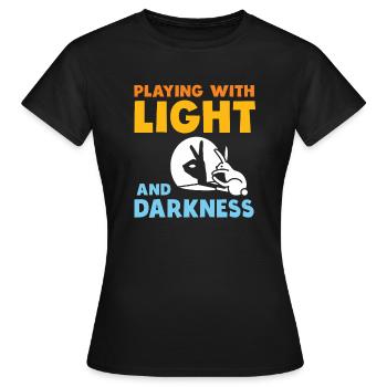 Schattenpuppenspiel Puppenspiel Schattenspiel - Frauen T-Shirt - Schwarz - Vorne - AI Model Female 172 dark (172cm)