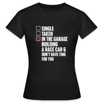 Einzelne Aufnahme In Der Garage Gebäude Rennwagen - Frauen T-Shirt - Schwarz - Vorne - AI Model Female 172 dark (172cm)