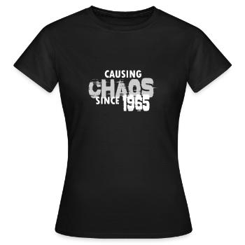 Provoquant le chaos depuis 1965 Cadeau d’anniversaire - T-shirt Femme - noir - Devant - AI Model Female 172 dark (172cm)