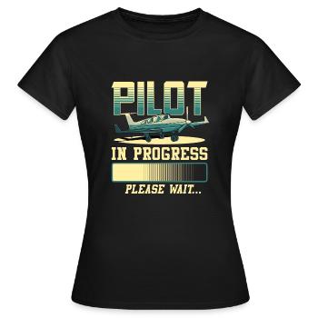 Pilot in Bearbeitung Bitte warten Sie Flugzeugpilot - Frauen T-Shirt - Schwarz - Vorne - AI Model Female 172 dark (172cm)