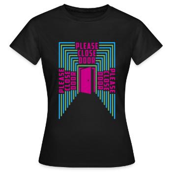 Tür schließen bitte | Farben änderbar - Frauen T-Shirt - Schwarz - Vorne - AI Model Female 172 dark (172cm)
