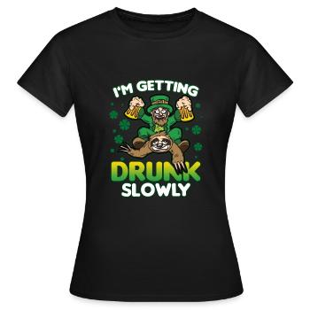 IN GETTING DRUNK SLOWLY sloth goblin beer humor - Women's T-Shirt - black - Front - AI Model Female 172 dark (172cm)