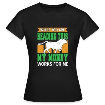 Während du dies liest, arbeitet Mein Geld für mich - Frauen T-Shirt - Schwarz - Vorne - AI Model Female 172 dark (172cm)