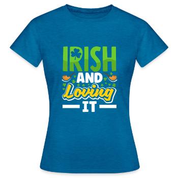 Irlandés y me encanta el trébol del día de San Patricio - Camiseta mujer - azul zafiro antiguo jaspeado - delante - AI Model Female 172 dark (172cm)