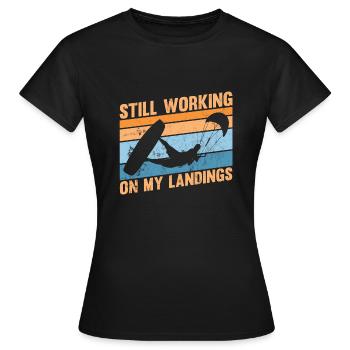 Kitesurfer arbeite an meinen landungen kitesurfing - Frauen T-Shirt - Schwarz - Vorne - AI Model Female 172 dark (172cm)