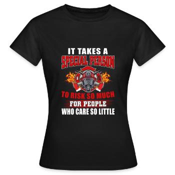 Pompier avec camion de pompiers - T-shirt Femme - noir - Devant - AI Model Female 172 dark (172cm)